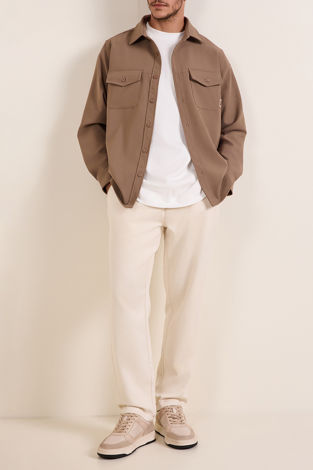 תמונת כל הלוק של חולצת ז'קט